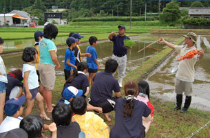 営農指導員に教わり田植え