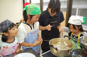 仲間と協力しあい調理実習